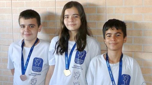 Em 2012, Eliani reuniu o irmão e o primo para estudar para a OBMEP e os três conquistaram medalha
