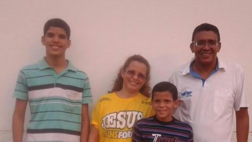 Ao lado da família: com a mãe, marinete; o pai, Arinaldo, e o irmão, Lucas