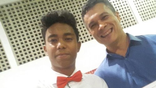 Leo e o professor Ronismar, da Escola Municipal Olívio Ribeiro Campos