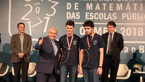Ao lado do ministro Marcos Pontes, recebendo a medalha na premiação da OBMEP 2018, em Salvador.