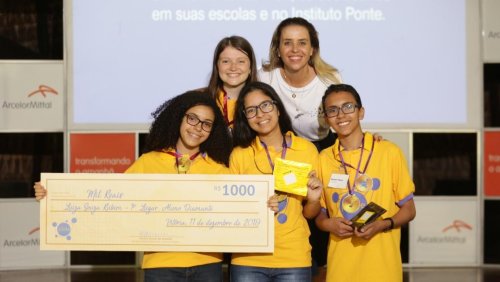 Luiza recebe premiação por boas notas e alto desempenho acadêmico no Instituto Ponte, do qual faz parte