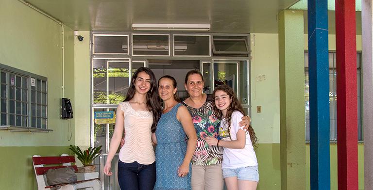 Irmãs medalhistas de ouro da Escola Estadual Cardeal Roncalli com diretora e vice-diretora