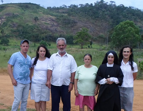 Em família: Lucy (a última à direita) ao lado da irmã mais velha, Alejandra, dos pais, Simão e Catarina, e dos irmãos Simone e Tadeu